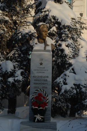 Памятник Н.И.Кузнецову у тюменской Сельхозакадемии 