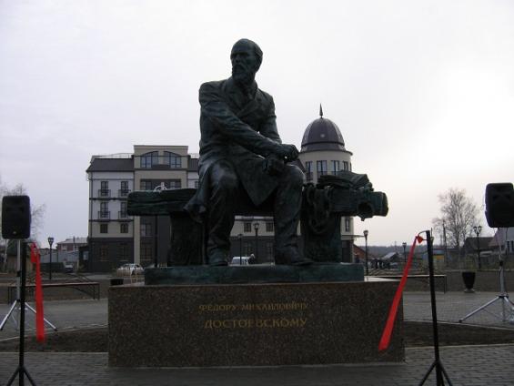 Памятник Ф.М. Достоевскому в Тобольске