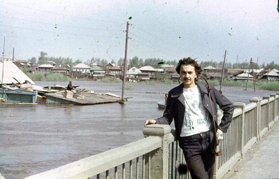 Парфёновский мост, наводнение 1979 года (Л.Рачёв спиной к АК-1228)
